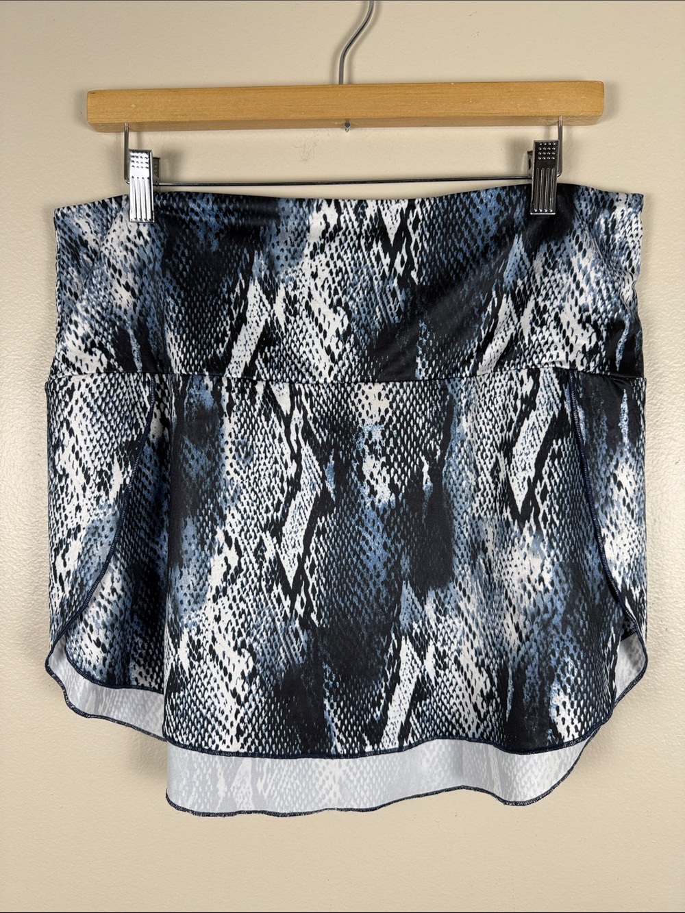 Coco + Carmen Blue Black White Snake-Print Mini Skirt. L/XL
